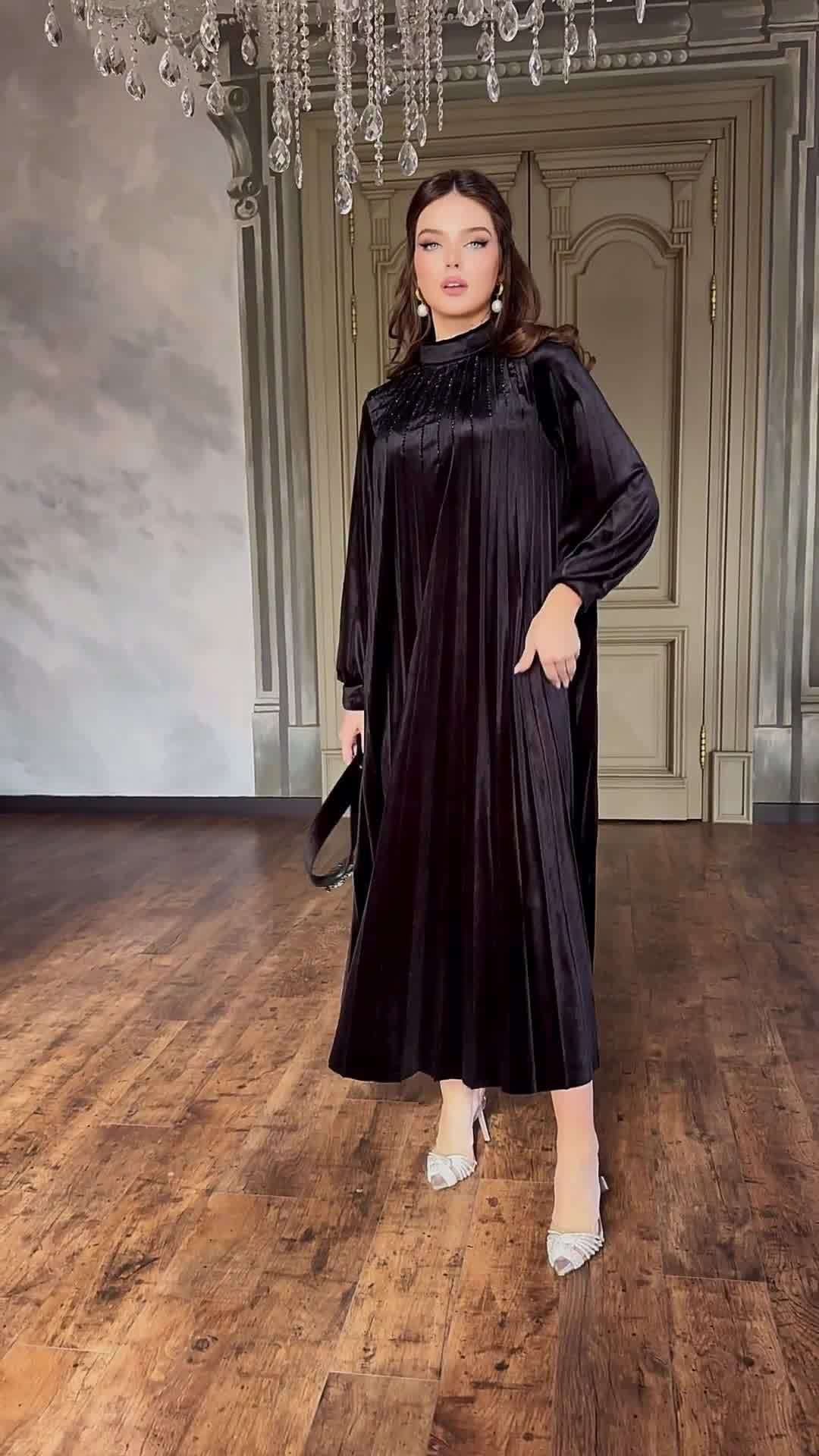 Rochie lungă, plisată, lejeră, cu curea